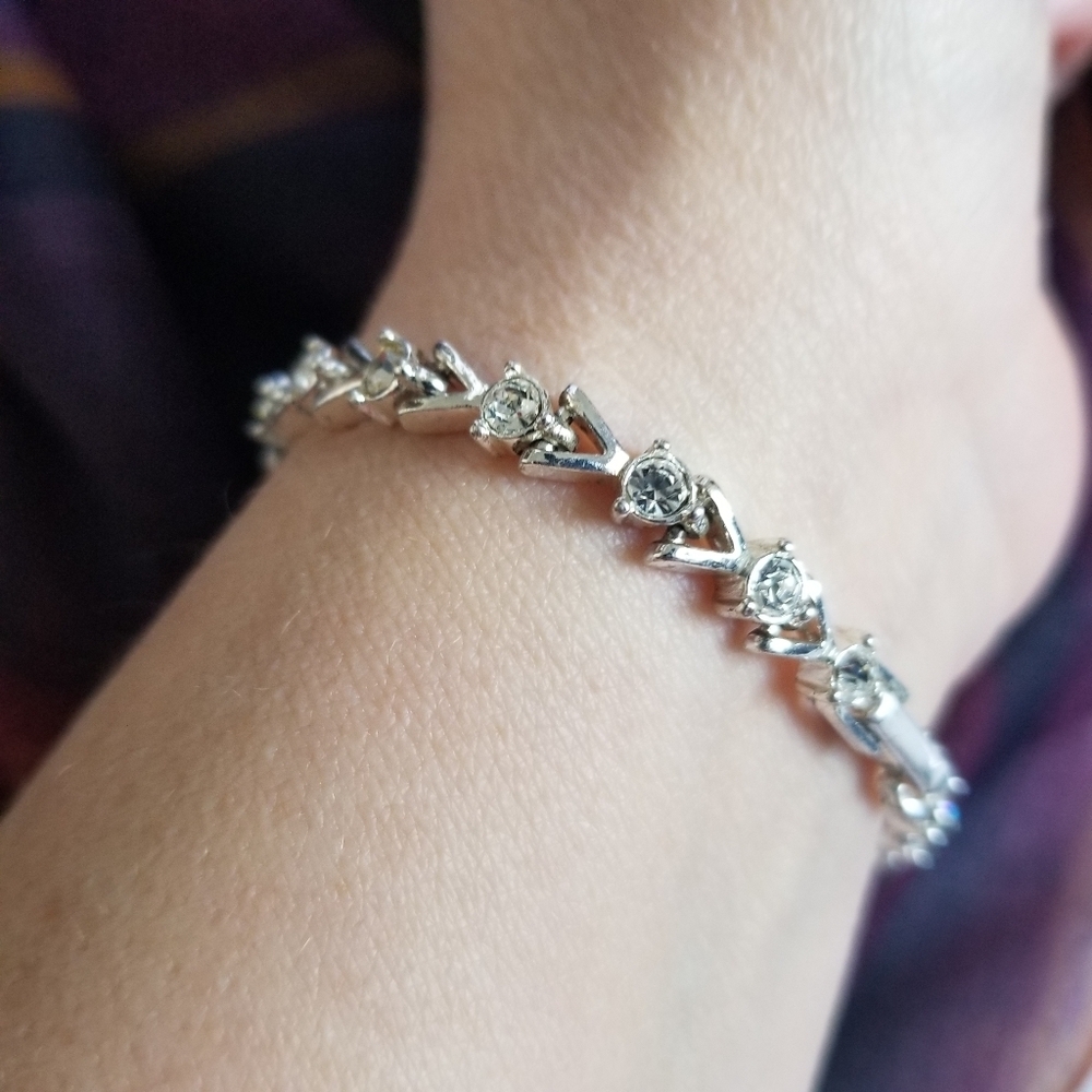 Silvertone Avon Tennis Bracelet V Shaped With Clear Rhinestones EUC - Picture 5 of 10